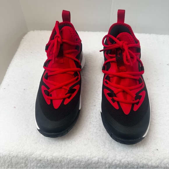 Boys Size 4 Nike Shoes - Picture 3 of 9